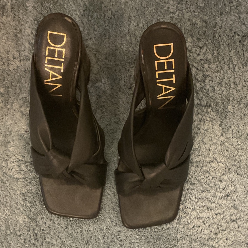 Deltan Women's Elegant Black Knotted Mules